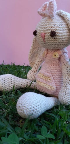 Imagen 2 de 5 de Florinda Coneja Amigurumi - Muñeco De Apego - Crochet