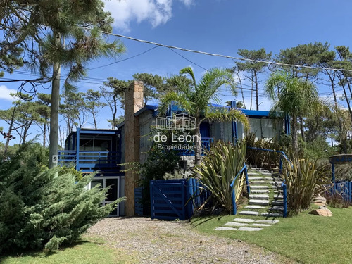 Casa Bien Ubicada Con Vistas Al Mar, Piscina Y Amplio Espacio Exterior