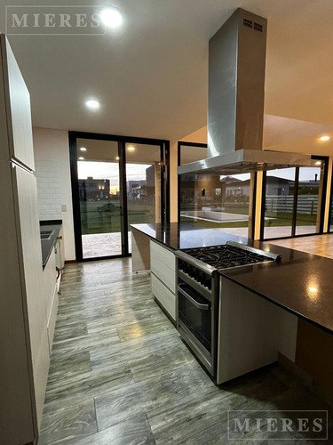 Casa En Venta Con Renta Sobre Lote Interno En Barrio Ceibos Puertos