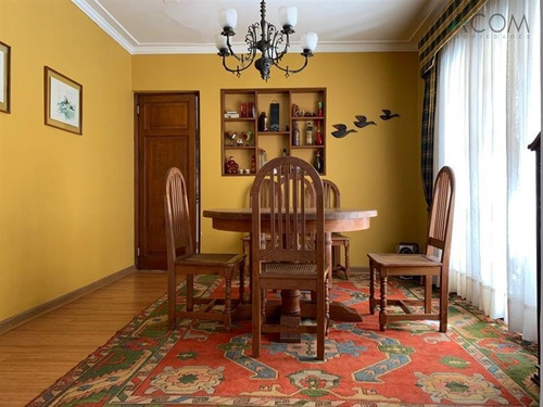 Casa En Venta De 5 Dorm. En La Reina