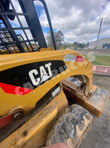 Imagem 3 de 8 de Mini Carregadeira Caterpillar 226b Ano 2011