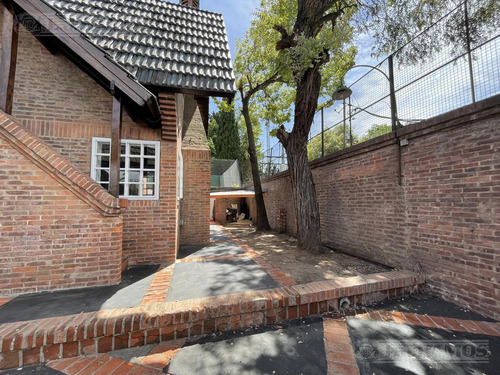 Casa Con Excelente Lote En La Horqueta, A Pocas Cuadras Del Colegio Newman.