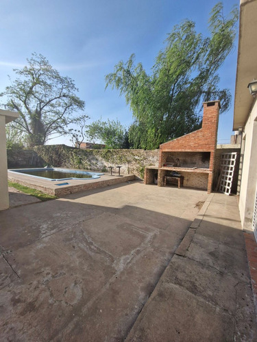 Casa En Venta Con Pileta En Rojas