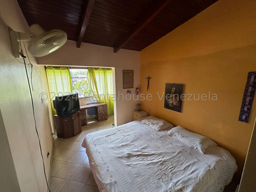 Cómodo Dúplex Con Clima De Montaña Y Amplios Espacios San Antonio De Los Altos, Rosalito. Mo 24-23428