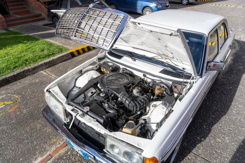 Mercedes-Benz 200 2.0 200 W123