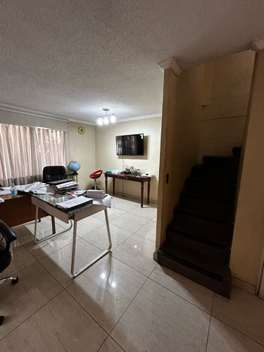 Casa Familiar Con Excelente Ubicación