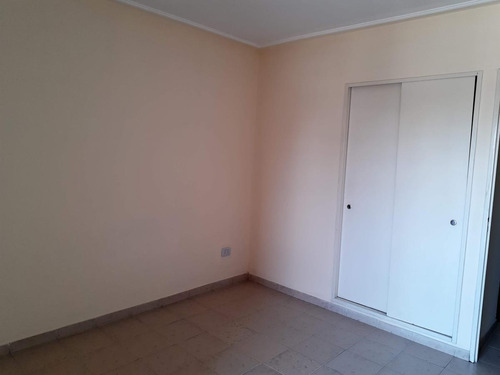Imagen 11 de 24 de Un Dormitorio Con Doble Balcón