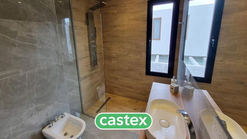 Casa En Venta A Laguna Central De Puertos, Barrio Costas