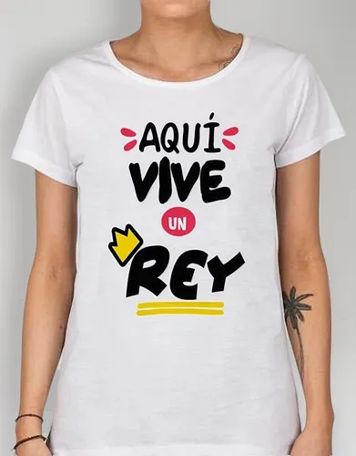 Remera De Mujer Frase Aqui Vive Un Rey