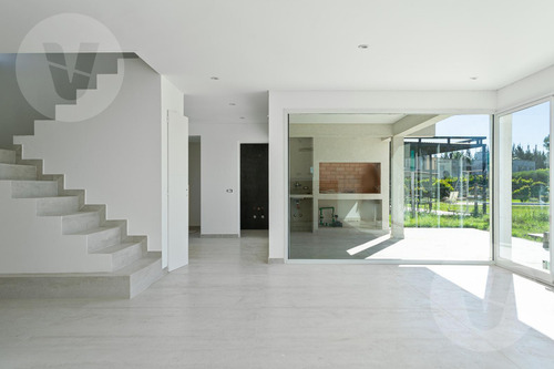 Casa En Venta Con Renta - Barrio Santa Juana, Canning