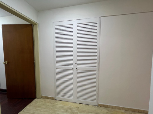 Se Vende Apto. Amoblado Con Pozo En La Urb. Los Palos Grandes, Municipio Chacao.