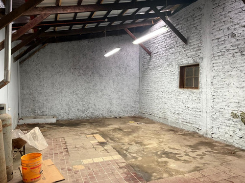 Amplio Galpón/ 900m2/ 6 Oficinas/ Bodegas Metro Santa Isabel