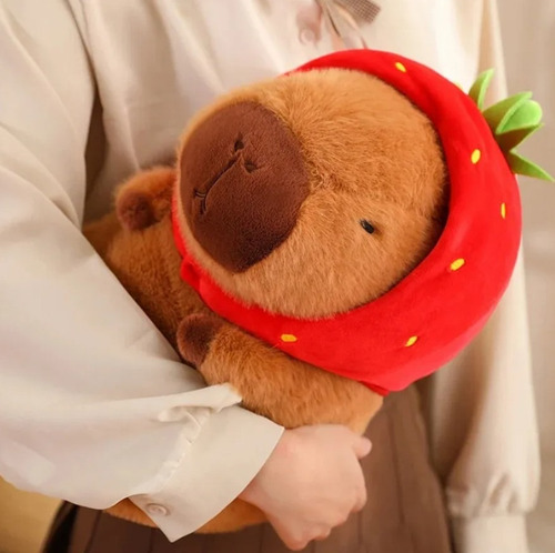 Boneco De Pelúcia Capivara 23cm Com Touca De Morango Premium Marrom