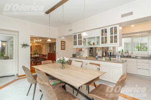 Exclusivo Piso De 4 Dormitorios En Suite 2 Cocheras Y Baulera En Venta En Flores.
