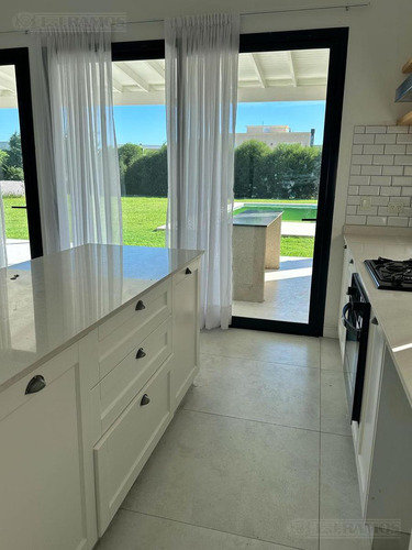 Casa En Venta Con Renta San Sebastián Mb