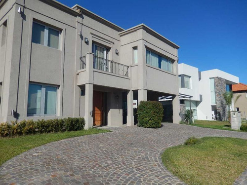 Imagen 2 de 14 de Excelente Casa De Estilo En Nuevo Quilmes!