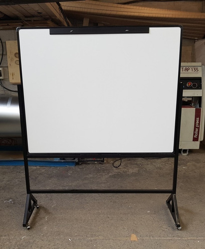 Imagen 1 de 7 de Pizarra Doble Lado Con Pedestal Rodante Medida: 120x100cm.