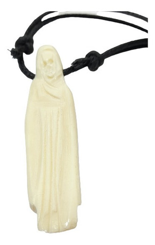 Imagen 1 de 3 de Santa Muerte Dije Tallado En Hueso Con Cordón De Algodón