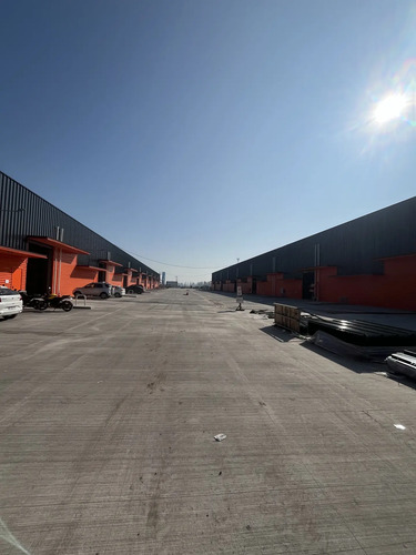 Bodega Con Amplias Áreas Comunes Y Conexión A Autopistas