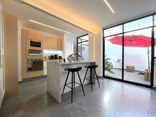 San Ángel Casa En Venta Amplia Totalmente Renovada 5 Recámaras 3.5 Baños 3 Estacionamientos Patios Terrazas Roof Garden