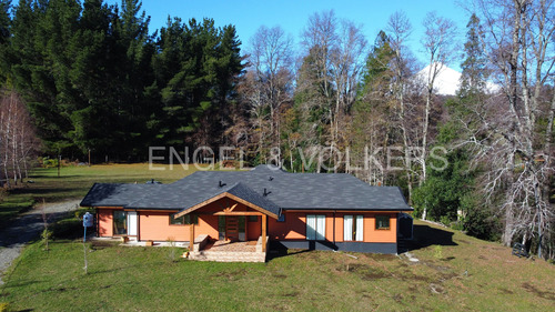 Acogedora Y Moderna Casa En Canto Del Lago En Pucón