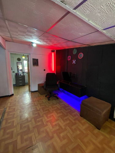 En Venta Casa Con Local Comercial Muy Bien Ubicada En Av. Michelena Sector Candelaria Plena Vía Repuestera Alto Tráfico De Clientes / Emer.