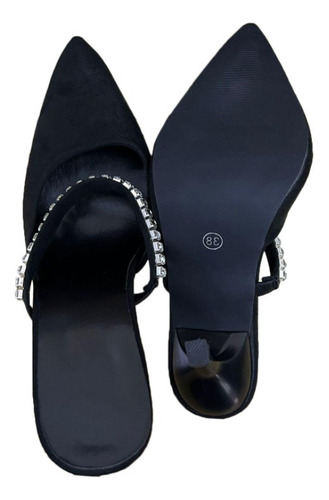 Zapatillas Elegantes De Tacón Alto Con Un Punto En Una