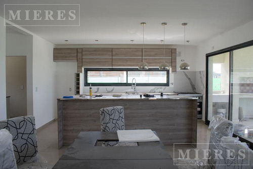 Impecable Casa De Dos Plantas En Construccion En Lagoon Pilar