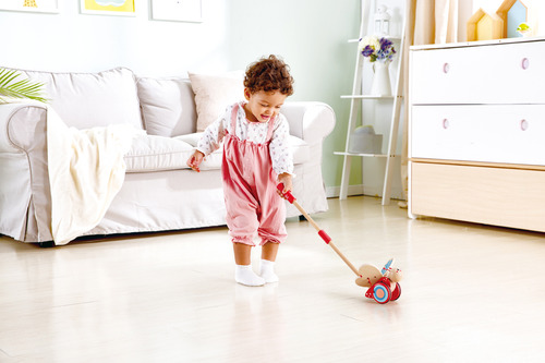 Hape, Juguete De Arrastre De Mariposa De Madera E0340