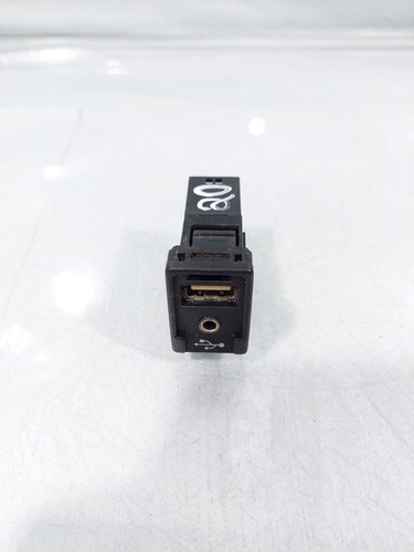 Entrada Adaptador Usb Toyota Hilux 861900k010 (Usado)