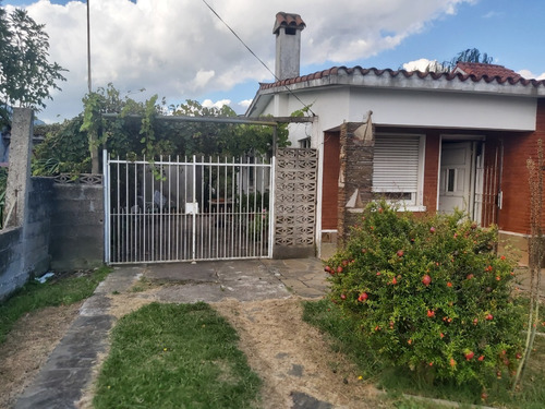 Imagen 5 de 21 de Estupendo Chalet 2 Dorm Parquet. Living Estufa Aleña. Cocina Amplia Y Baño De Época. Impecable Mantenido. Excelente Construcción En 1129 Mts2. Jardin. Garage. Entrad Lateral. Fondo Arbolado Sobre Av.