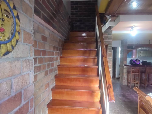Se Vende Un Apartamento De 3 Habitaciones, 3 Baños Y Un Pues