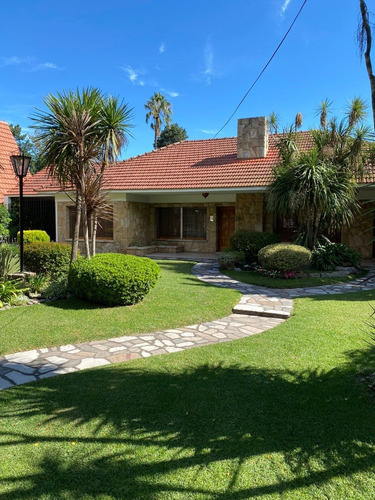Imagen 2 de 20 de Chalet 5 Ambientes Con Espectacular Parque En Ezeiza