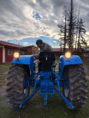 Tractor Universal 530, 3 Cilindros. Año 1986