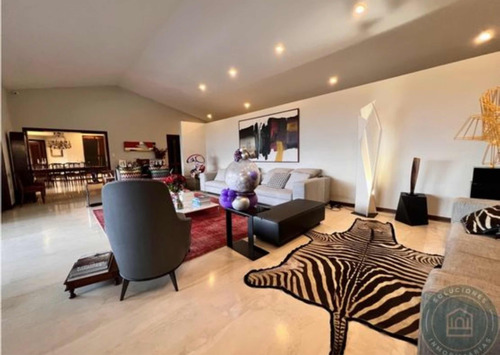 Se Vende Casa 900m2 5h+s/6b/10p Cerro Verde