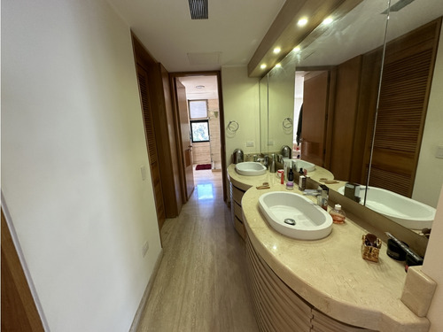 Venta De Lujoso Pent-house En Colinas De Valle Arriba