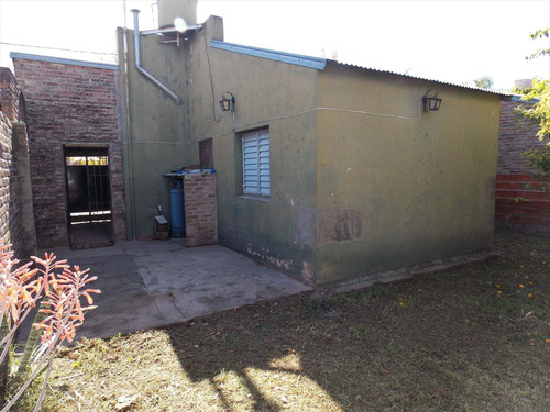 Casa 2 Dormitorios Y Cochera En Barrio Punta Norte