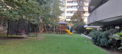 Departamento Luis Thayer Ojeda. Colegio San Ignacio/plaza La