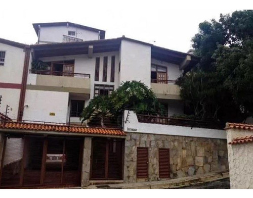 Hermosa Casa En Venta De Amplias Áreas, En Urbanización Tranquila, Segura La Tahona. Oa