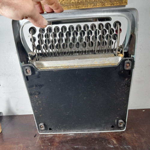 Imagem 7 de 9 de Máquina De Escrever Olivetti Studio 44 Pra Conserto Ou Pecas