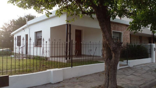 Casa En Venta - 2 Dormitorios 1 Baño - 170mts2  - Villa Carlos Paz