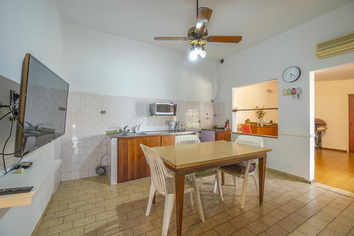 Casa En Venta En Rafael Calzada De 5 Ambientes