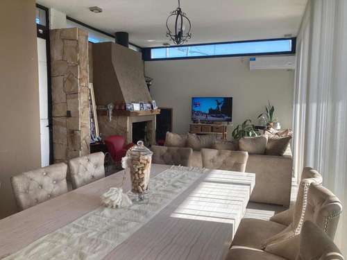 Imagen 9 de 21 de Casa En Venta - 3 Dormitorios 3 Baños - 255mts2 - Villa Del Lago