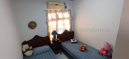 María Valera Vende Espaciosa Casa Al Este De Barquisimeto,