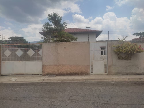 V.larez Vende Casa En El Sector El Polvero-villas Del Valle 