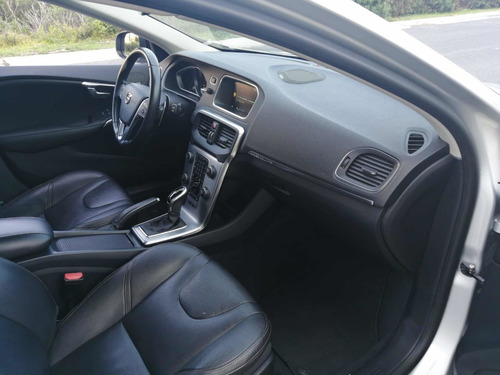 Imagen 11 de 14 de Volvo V40 2017 2.0 Inspirion Awd T5 Cross Country At