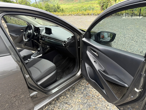 Mazda 2 Touring automatico