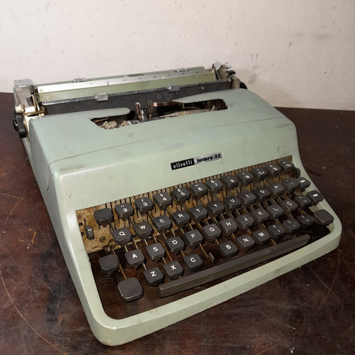 Máquina De Escrever Lettera 32 P/conserto Peças Ou Decoração
