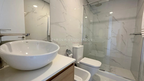Apartamento En Venta En Edificio Paramount De 3 Suites + Dependencia De Servicio, Piso Alto. Playa Mansa, Punta Del Este