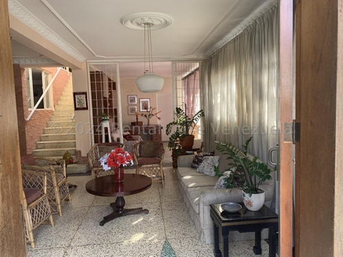 Cómoda Casa Tipo Quinta En Venta. Urb. Campo Claro.
